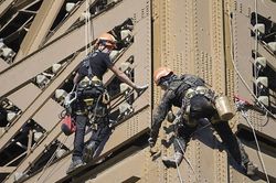 Cận cảnh công nhân 'treo mình' sơn sửa tháp Eiffel đang xuống cấp tồi tệ