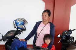 Mẹ vượt hơn 250 km bằng xe máy để động viên con thi tốt nghiệp THPT