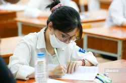 Thi tốt nghiệp THPT: Sĩ tử lo lắng bước vào môn thi đầu tiên