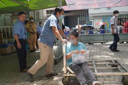 Thi tốt nghiệp THPT: Nữ sinh gặp tai nạn ngay hôm làm thủ tục, được thầy cô tận tình dìu lên phòng thi
