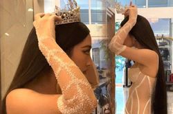Phía sau thảm đỏ: Lương Thùy Linh vội vã đội vương miện trong thang máy