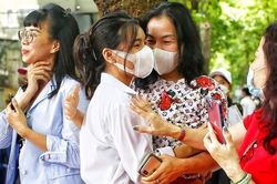 Thi tốt nghiệp THPT 2022: Quan trọng là con hạnh phúc