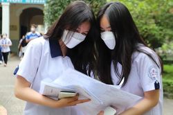 Mẹ vui lây khi thấy con nhẹ nhõm kết thúc ngày thi đầu tiên