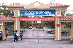 Bộ trưởng Bộ Giáo dục và Đào tạo kiểm tra điểm thi tốt nghiệp THPT Quốc gia tại Thừa Thiên Huế
