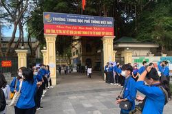 Gần 1 triệu thí sinh trên cả nước bước vào buổi thi đầu tiên của kỳ thi tốt nghiệp THPT năm 2022