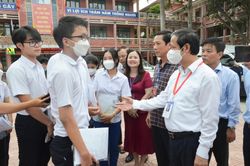 Bộ trưởng Bộ Giáo dục và Đào tạo Nguyễn Kim Sơn làm việc với tỉnh Quảng Trị