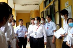 Bộ trưởng Nguyễn Kim Sơn trực tiếp kiểm tra điểm thi tại Thừa Thiên-Huế