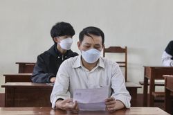 Thí sinh 53 tuổi dự thi tốt nghiệp THPT với đôi tay khiếm khuyết