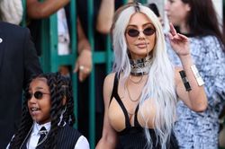 Tranh cãi về chiếc váy của Kim Kardashian