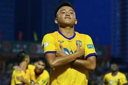 Cựu tuyển thủ U23 Việt Nam đưa SLNA lên nhì bảng V.League
