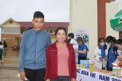 Hai mẹ con cùng thi tốt nghiệp trung học phổ thông