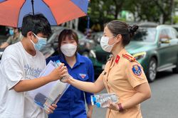 CSGT TPHCM đưa cán bộ coi thi gặp sự cố giao thông tới điểm thi đúng giờ