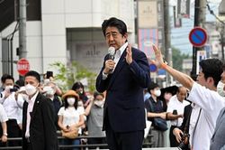 Cựu Thủ tướng Nhật Bản Abe Shinzo hôn mê sâu sau khi bị bắn vào ngực