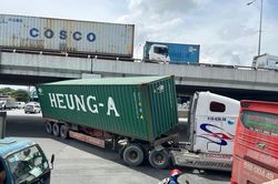 Xe container mắc kẹt dưới gầm cầu vượt ở TPHCM