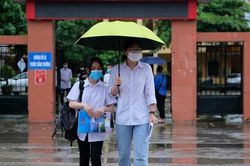 Vội đến điểm thi, thí sinh quên mang dụng cụ làm bài