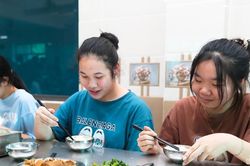 Bữa cơm 'đặc biệt' dành cho những thí sinh xa bố mẹ