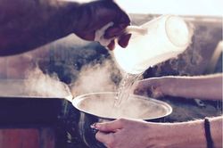 Vợ dội nước sôi vào vùng kín của chồng vì ghen tuông vô cớ