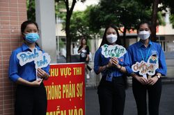 Áo xanh tình nguyện tiếp sức thí sinh