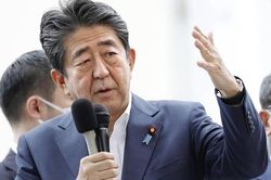 Cựu Thủ tướng Nhật Bản Shinzo Abe bị bắn gục khi đang phát biểu