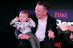 Tại sao Elon Musk và nhiều người nổi tiếng chọn bí mật có con