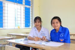 Cô học trò nghèo 'gánh mẹ' trên đôi vai nhỏ