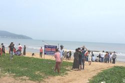 Cùng bạn ra biển mò ngao, bé trai đuối nước thương tâm