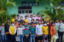 Lớp học sân chùa của học sinh đồng bào Raglai