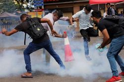 Người biểu tình tràn vào dinh thự, Tổng thống Sri Lanka phải chạy trốn