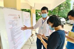 Học sinh phấn khởi trong ngày đầu nhập học vào lớp 10 công lập tại Hà Nội