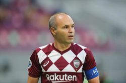 Iniesta nổi giận khi bị thay ra ở giải Nhật Bản