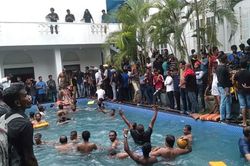 Người biểu tình tận hưởng sự xa xỉ trong dinh thự tổng thống Sri Lanka