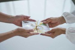 Đang bóc phong bì cưới, cô dâu 'tím mặt' khi thấy món quà từ người yêu cũ của chồng