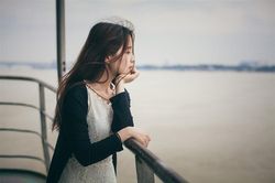Nửa đêm tỉnh dậy, thấy chồng thẫn thờ trước màn hình máy tính, tôi lặng người