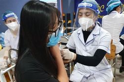 Còn nhiều tỉnh, thành phố chậm tiêm vắc-xin phòng Covid-19 mũi 3, mũi 4