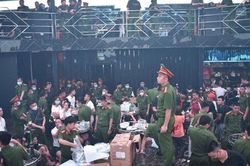 Phát hiện 224 'dân bay' trong quán bar có ma túy, bóng cười