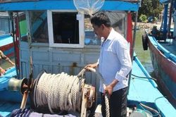 Xăng dầu tăng giá, tàu cá ngư dân 'trùm mền' nằm bờ