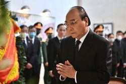 Các lãnh đạo Việt Nam đến ghi sổ tang tưởng niệm ông Abe