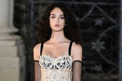 Bốn người mẫu ngất xỉu trên sàn diễn