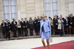 Phong cách thời trang đậm chất Paris của vợ Tổng thống Pháp Macron