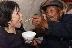 Người đàn ông chăm vợ suốt 47 năm: Chỉ cần ở bên nhau là hạnh phúc