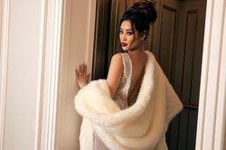 Hoa hậu Khánh Vân hóa quý cô quyến rũ với thời trang gợi cảm