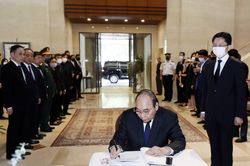 Lãnh đạo Việt Nam tưởng niệm cố Thủ tướng Nhật Bản Abe Shinzo