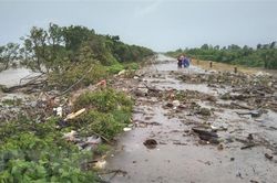 Cà Mau: Xuất hiện 2 vị trí sạt lở nguy hiểm trên tuyến đê biển Tây