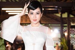 Hoa Hậu Huỳnh Thúy Anh hóa cô Ba Sài Thành trong show NTK Võ Việt Chung