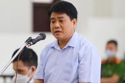 Ông Nguyễn Đức Chung nộp bệnh án và 85 bằng khen, giấy khen cho tòa án