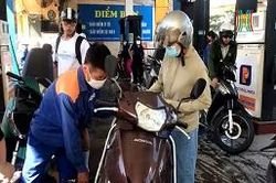 Xăng dầu giảm giá, người dân bớt gánh lo
