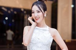 Á hậu Thụy Vân gặp tai nạn trên sân khấu nhưng vẫn 'cắn răng' dẫn hết chương trình
