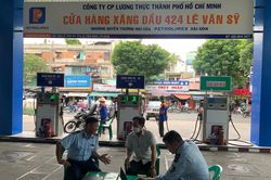 TP HCM: Giá xăng giảm, nhiều cửa hàng treo biển báo hết xăng