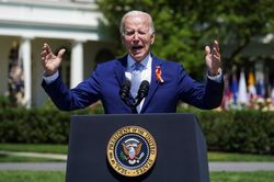 Cha nạn nhân vụ xả súng cắt ngang bài phát biểu của ông Biden