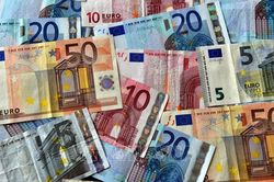 Lần đầu tiên trong 20 năm, đồng EURO giảm giá gần bằng đồng USD